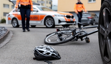 Nach Zusammenprall mit Lieferwagen: 79-jährige E-Bike-Fahrerin lebensbedrohlich verletzt