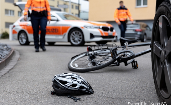 Nach Zusammenprall mit Lieferwagen: 79-jährige E-Bike-Fahrerin lebensbedrohlich verletzt
