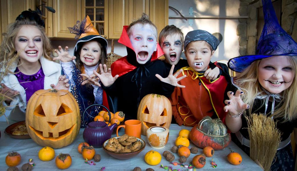 Kinder lieben Halloween.