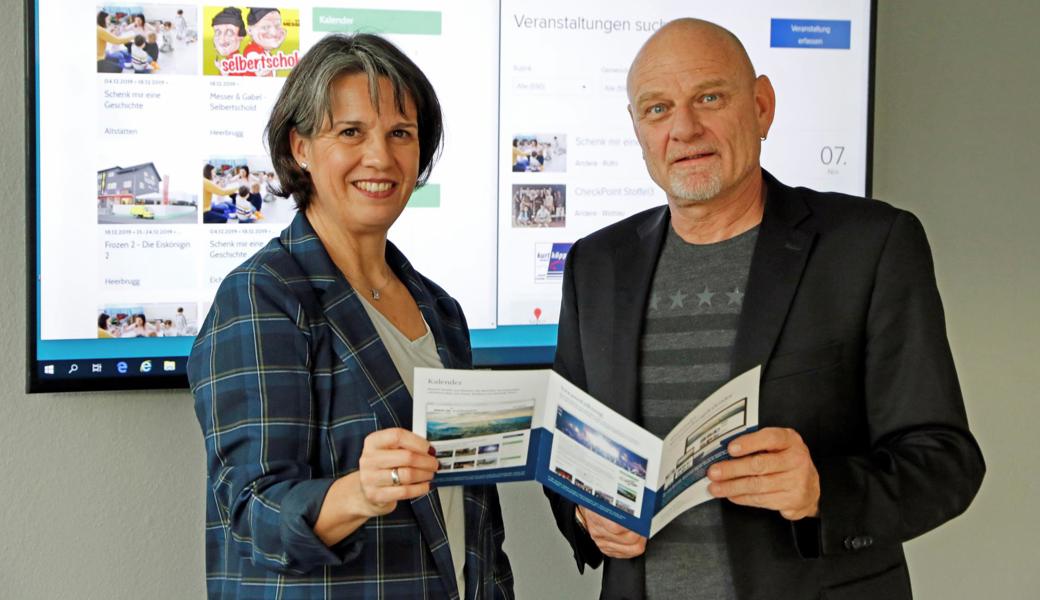 Ein Kalender für alle: Sabina Saggioro, Geschäftsleiterin Verein St. Galler Rheintal, und Heinz Duppenthaler, Verlagsleiter Galledia Regionalmedien AG, sind überzeugt vom übersichtlichen Angebot des neuen Veranstaltungskalenders.