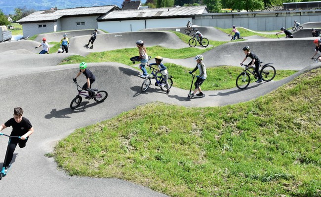 Cooler «Snake Run» - Schlange fahren auf dem Bernecker Pumptrack bei der Saisoneröffnung