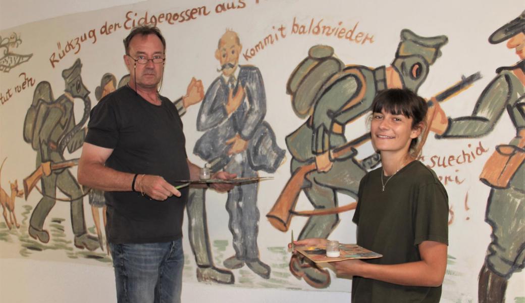 Der in Rorschach aufgewachsene, aber schon lange in Rheineck lebende Othmar Spirig restauriert das Herzig-Wandbild im Oberstufenschulhaus und wird dabei von seiner Praktikantin unterstützt. 