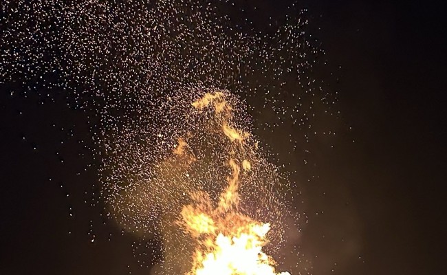 Hier brannte ungewollt ein Funken, dort gerieten Misthaufen in Brand