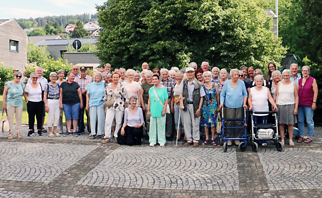 Seniorinnen und Senioren erkunden die Pflanzenwelt