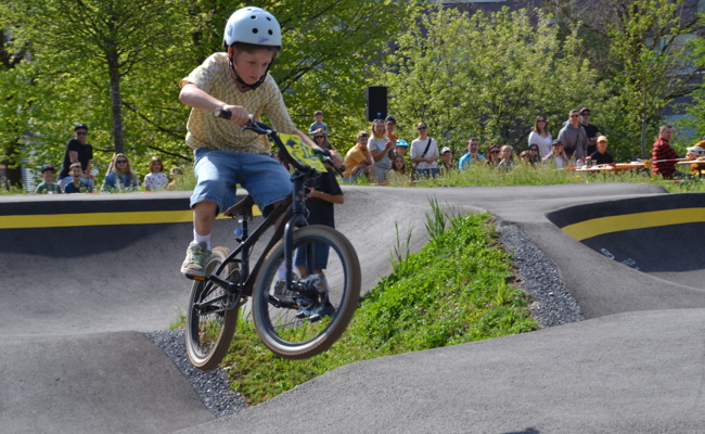 Pumptrack-Premiere mit vollen Startfeldern, gut gefüllter Kulisse und sommerlichem Sonnenschein