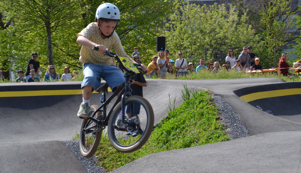 Pumptrack-Premiere mit vollen Startfeldern, gut gefüllter Kulisse und sommerlichem Sonnenschein