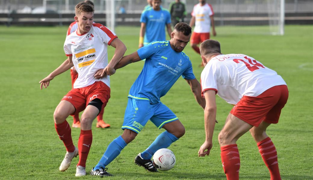 Zwei Jahre sind seit diesem Bild vergangen, aber sie spielen sonntags wieder gegeneinander: Montlingens Mittelfeldspieler Nando Lüchinger (links) und St. Margrethen-Allrounder Liridon Maliqi.