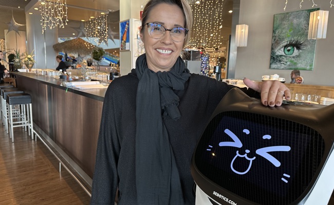 Neue Mitarbeiterin: Im Rheinpark rollt Roboter «Bella» durchs Restaurant