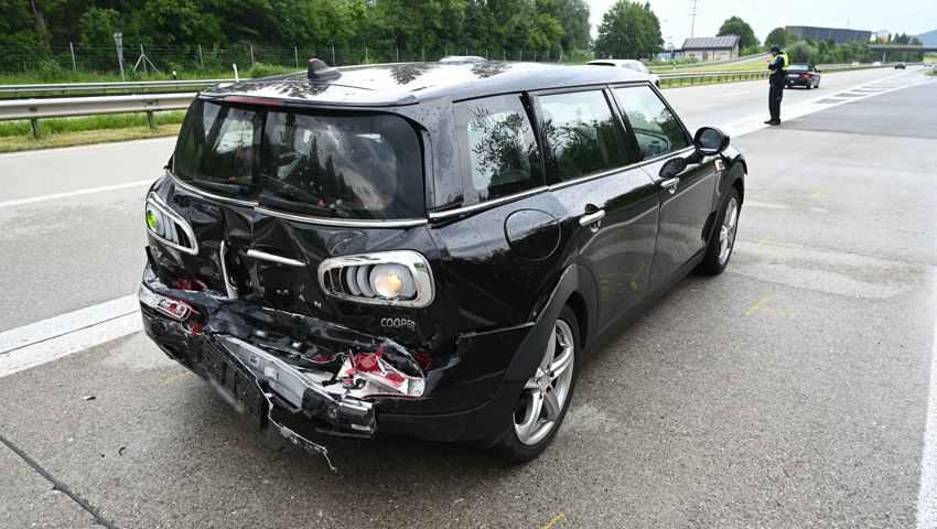 Ein Verletzter und hoher Sachschaden bei Auffahrunfall auf der Autobahn A13 Ein Verletzter und hoher Sachschaden bei Auffahrunfall auf der Autobahn A13