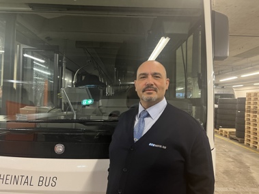«Fahrgäste stolpern mit dem Handy in der Hand in den Bus»