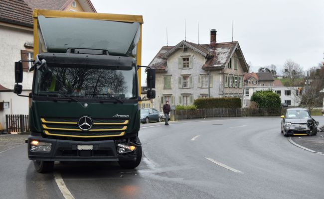 Leichtverletzter bei Zusammenprall zwischen Lastwagen und Auto