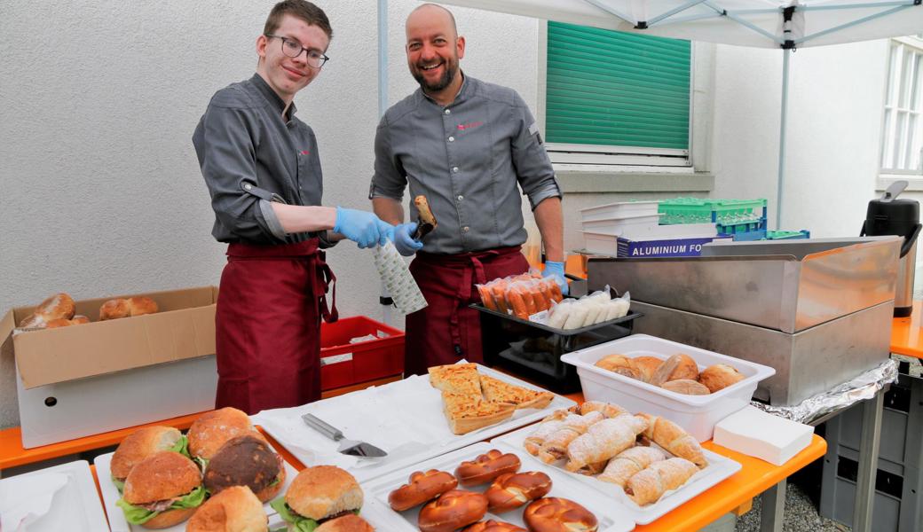 In der Festwirtschaft bediente ein Rhyboot-Team die Gäste. In der Festwirtschaft bediente ein Rhyboot-Team die Gäste.