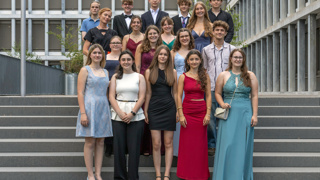 Klasse 4Na Hinten, v.l.: Sandro Sinkovec, Jamin Lehmann, Jonathan Klein, Curdin Enzler, Robin Grabe.Zweithintere Reihe v.l.: Dorothea Wallner (Klassenlehrerin), Sina Lauwiner, Nicole Schedler, Lilian Ritz. Zweitvordere Reihe, v.l.: Felicitas Schöbi, Moana Tobler, Eva Maria Kuratli, Elias Mätzler. Vorne, v.l.: Enola Schmidheiny, Ajna Sulajmani, Julia Nüesch, Julia Frei, Sara Maria Buresch.