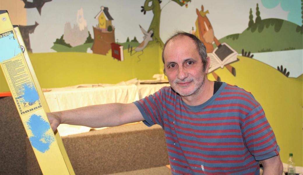 Fleissig an der Arbeit und bald fertig: Patrick Steiger, der rund 35 Quadratmeter Wand in der Kinder- und Jugendabteilung von Altstättens neuer Bibliothek bemalt. 