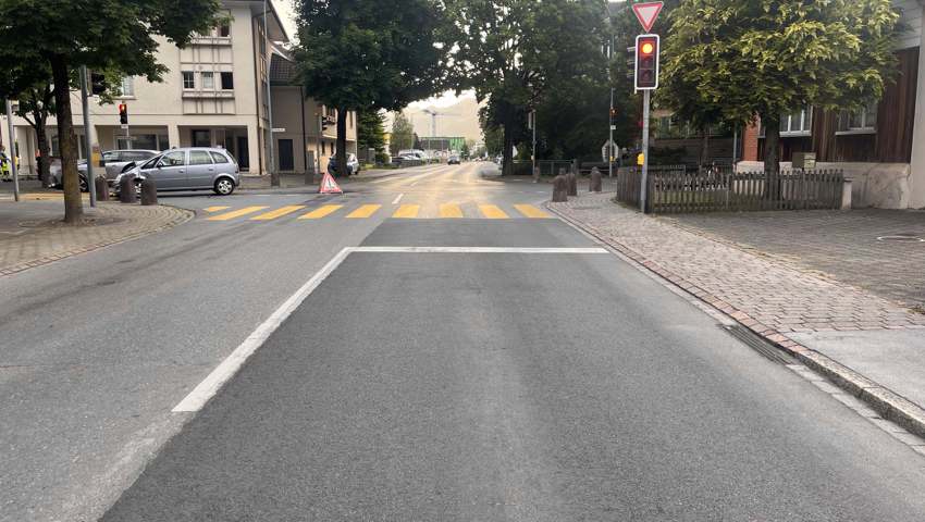 Unfall auf der Kreuzung: 86-Jähriger fährt korrekt im Auto und wird angefahren