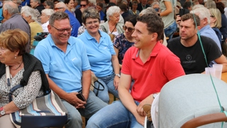 Der künftige Gemeindepräsident Ralph Lehner (im roten T-Shirt) mischte sich unter die Festfreudigen. Der künftige Gemeindepräsident Ralph Lehner (im roten T-Shirt) mischte sich unter die Festfreudigen.