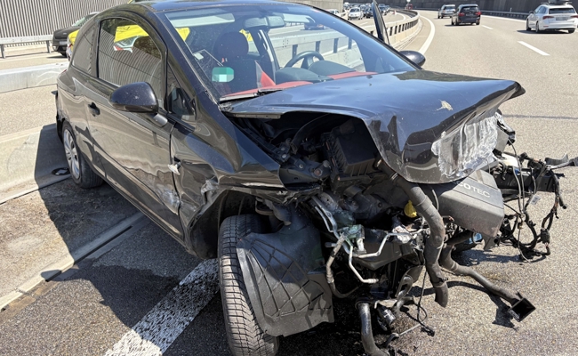 In Leitplanke geprallt: Selbstunfall auf der A1 führt zu Rückstau