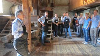 Jakob Schegg, alt Gemeindeammann und Organisator, begrüsst zum Weinpressen auf dem historischen Torkel.