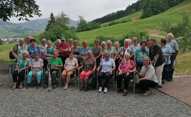 Frauengemeinschaft flog mit Seniorinnen und Senioren aus