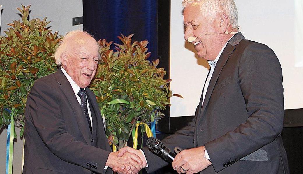 Arthur Philipp wurde für 30 Jahre im Rhenusana-Verwaltungsrat geehrt und von Röbi Koller nochmals auf die Bühne geholt. 