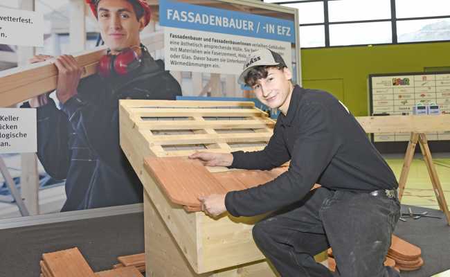 Schülerinnen und Schüler der 2. Oberstufe erkunden am Berufsevent ihre möglichen Karrierewege
