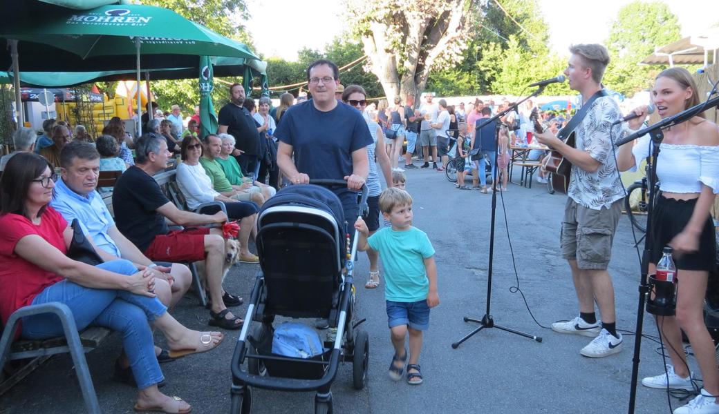 Volksfeststimmungauf beiden Seiten der Brücke