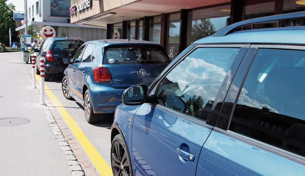 Klare Trennung zum Trottoir vor der Bäckerei Dörig: zwei Pfosten und eingezeichnete Parkplätze.