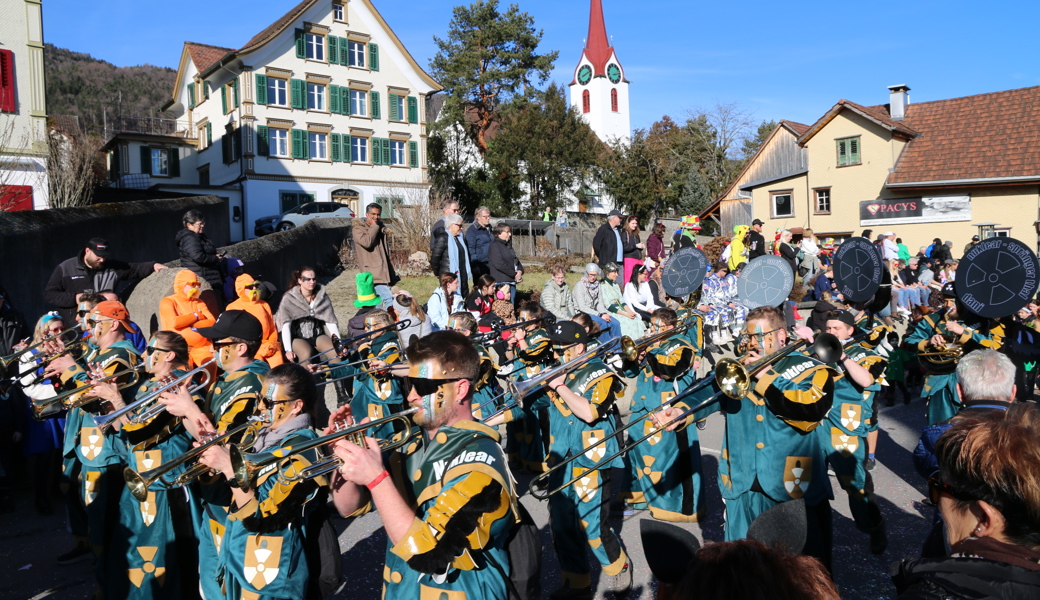 Das gibt es nur an der Fasnacht: Strassen voller Leute, Konfetti und ausgelassener Stimmung