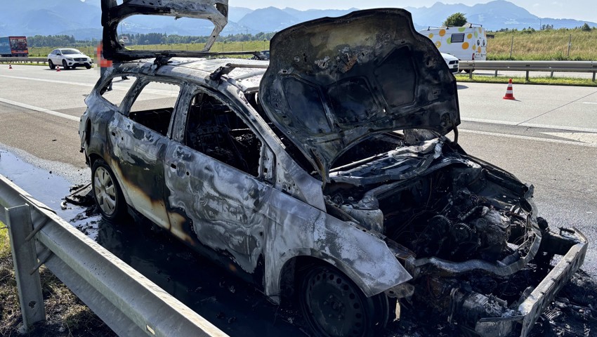 Der Wagen brannte komplett aus. Der Wagen brannte komplett aus.