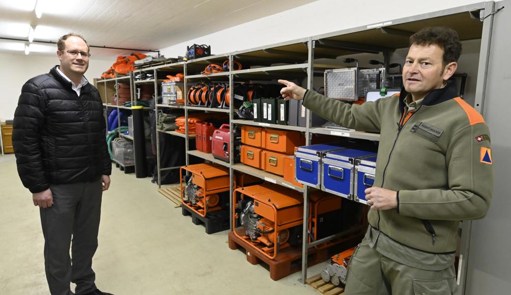 Philipp Scheuble, Präsident der Bevölkerungsschutzkommission Rheintal, und Robert Brocker (rechts), Kommandant der Regionalen Zivilschutzorganisation Rheintal, im Materiallager der Zivilschutzanlage beim Feuerwehrdepot Oberriet.
