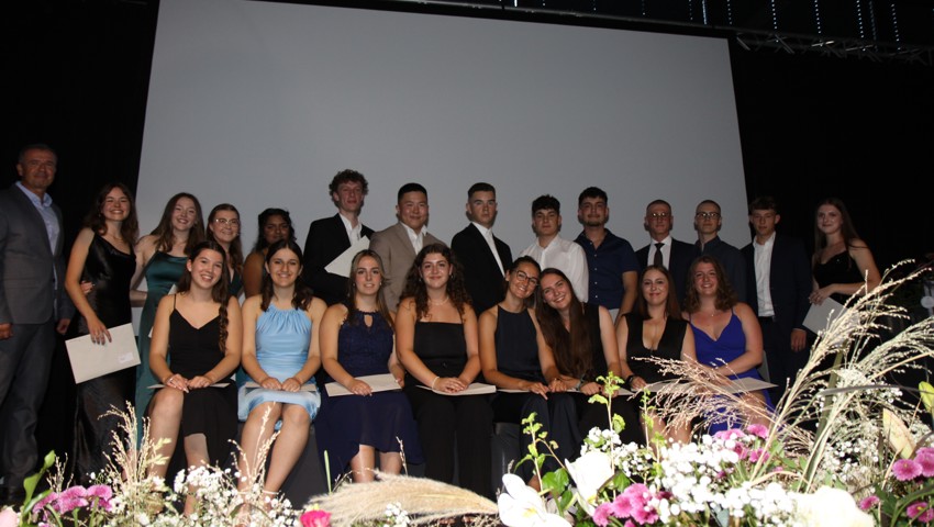 M-Profil BMWL20a, hinten, von links: Klassenlehrer Livio Ravaioli, Elea Alinga Halter, Larissa Britt, Rahel Sabrina Gemperle, Nayaniga Nanthakumar, Janik Wider, Buddorj Ochirbat, Dany Ortigosa de Jesus, Stefan Stojkovic, Emre Okay, Nathan Büchel, Louis Dimitri Gantenbein, Noe Rieser, Danijela Perkovic; vorne: Alissa Maria Rohner, Marina Berisha, Lea Elisa Ergens, Noemi Eugster, Claudia Breu, Franziska Haag, Svenja Kriss, Lorena Katharina Gervasi.