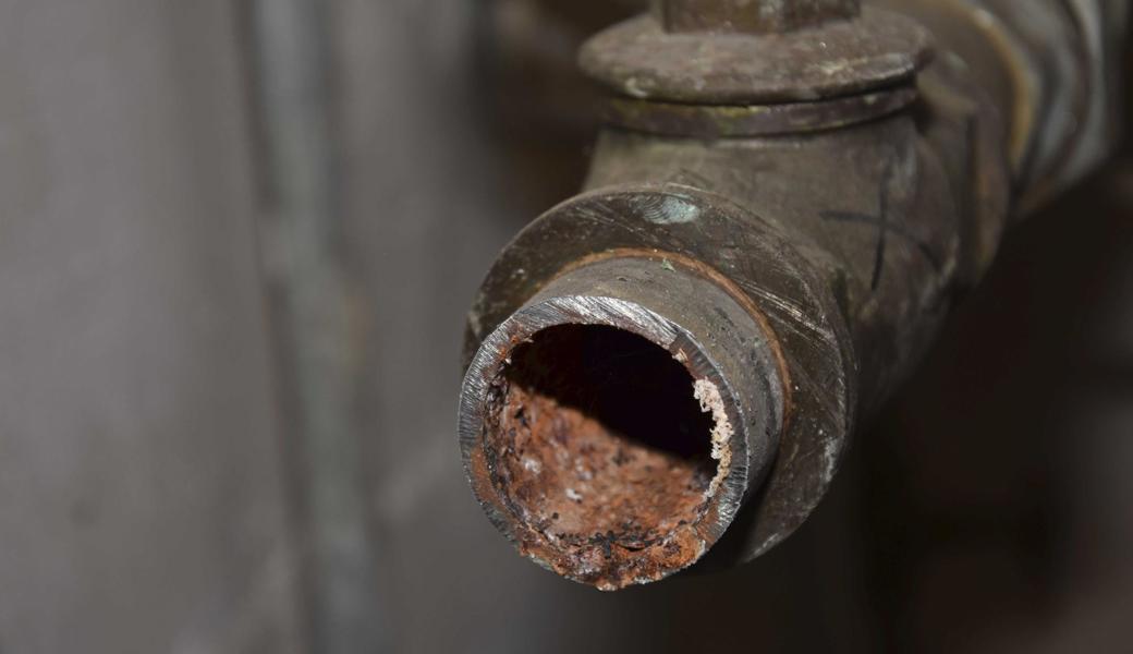 So sieht es in den Wasserleitungen des Schulhauses Schöntal aus. Das ganze Leitungsnetz soll nun erneuert werden.