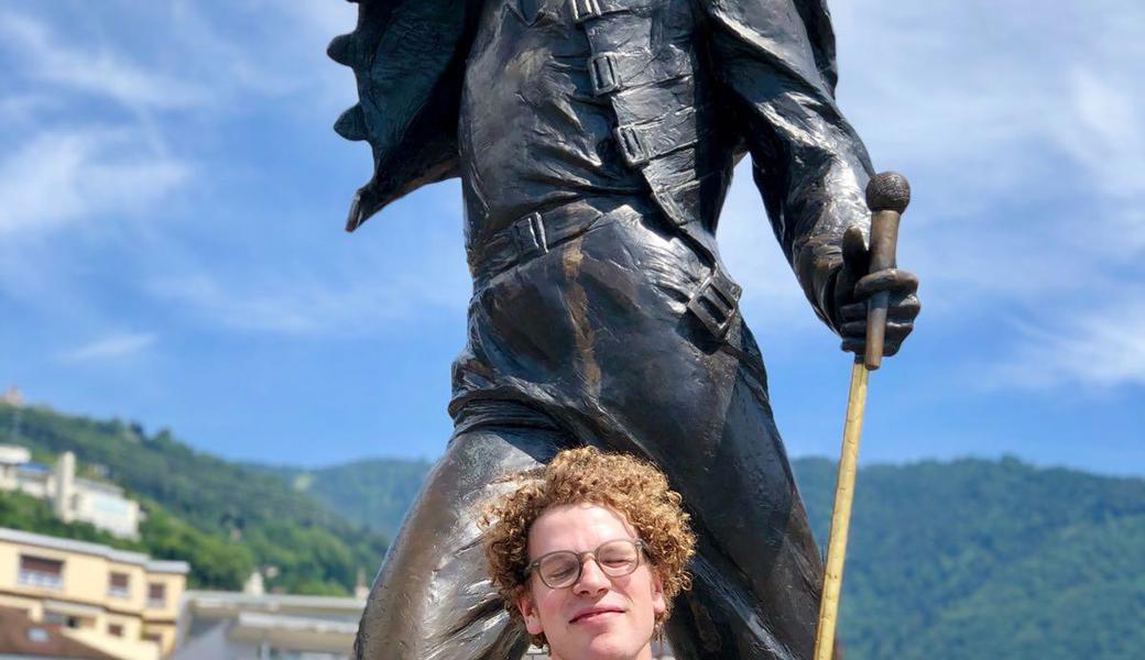 Momo Love hat sich seinem Vorbild Freddie Mercury noch zwischen den Schritt gestellt.