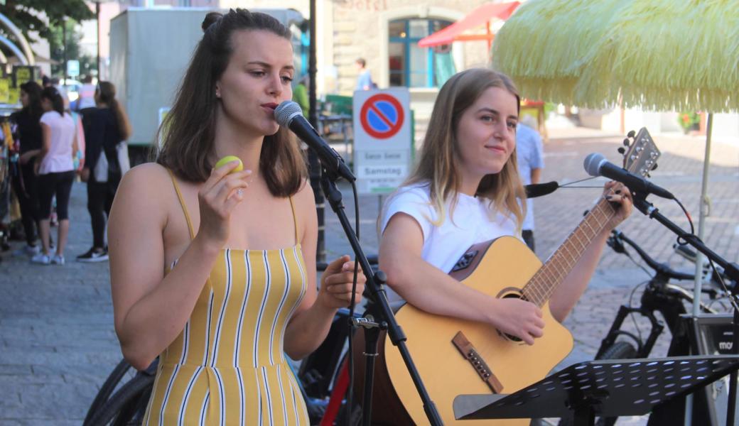 Le & Lu spielten vor dem Mittag in der Marktgasse.