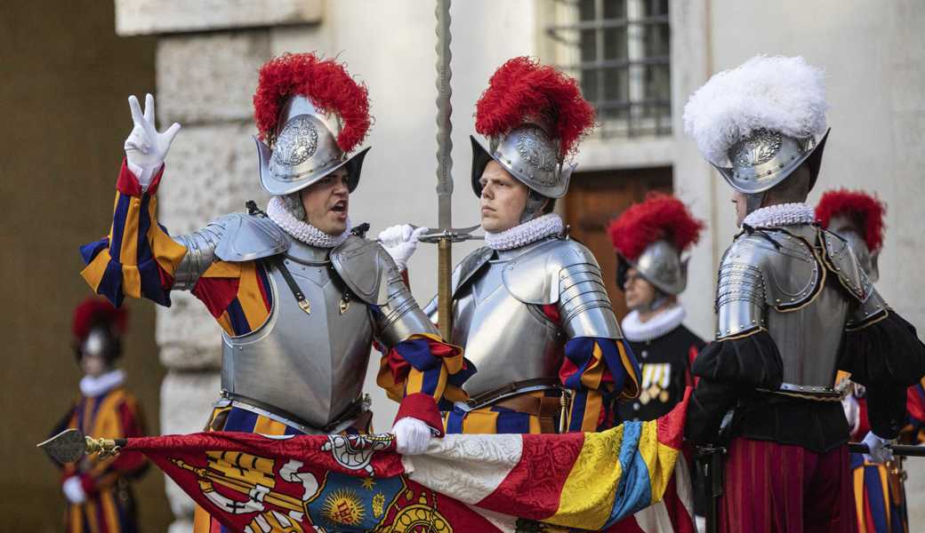 Claude Frei (l.) wurde an der Zeremonie im Mai 2021 als erster vereidigt.