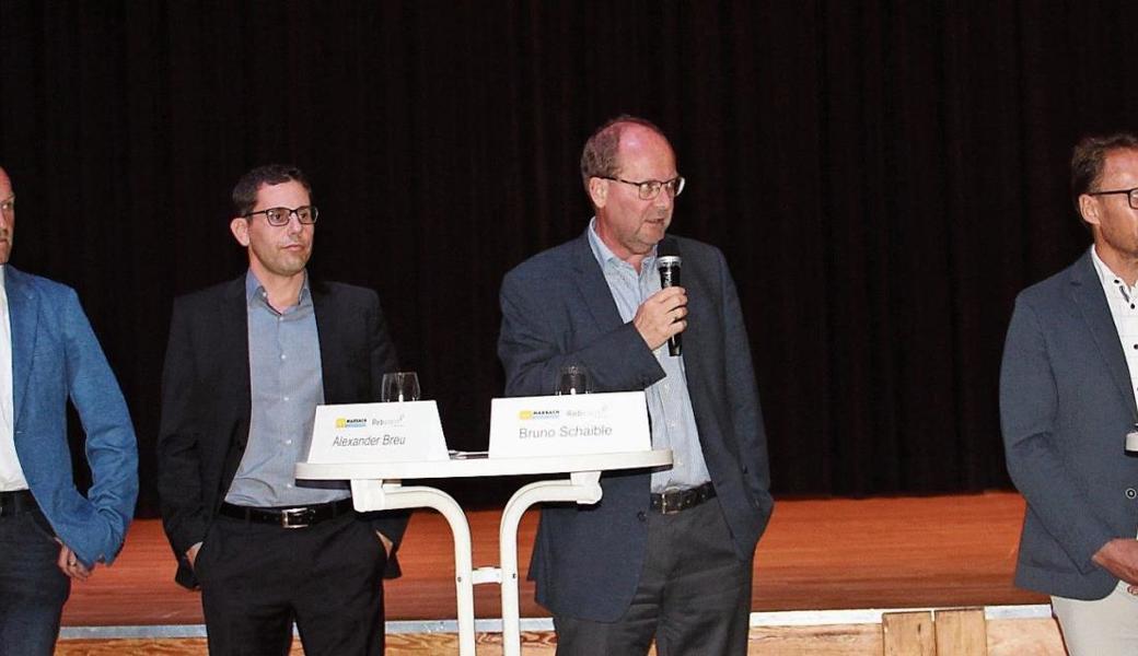 Vier gegen zwei: (von links) Roland Schönauer (Oberstufenpräsident und Präsident der Primarschule Rebstein), die Gemeindepräsidenten Andreas Eggenberger (Rebstein) und Alexander Breu (Marbach) sowie Bruno Schaible vom Amt für Gemeinden sehen die Fusion als grosse Chance - im Gegensatz zum Marbacher Schulpräsidenten Ernst Dietsche sowie des Wirtschaftswissenschaftlers Reiner Eichenberger von der Uni Freiburg.Bild: Gert Bruderer