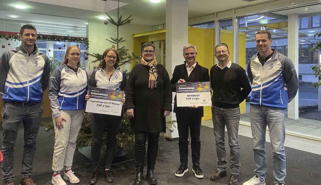 Von links: Marco Schnider (Kassier TV Widnau), Giulia Frey (OK-Präsidentin TV), Michelle Spirig (Jugi-Chefin TV), Simone Maier (Leiterin Nutzermarkt, Rheintaler), Patrick Benz (Geschäftsführer Rhyboot), Marco Maier (Leiter Werbemarkt, Rheintaler) , Marc Baumgartner (Co-Vereinspräsident TV)