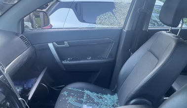 Scheiben eingeschlagen: Über 20 Fahrzeugeinbrüche in einer Nacht in zwei Gemeinden