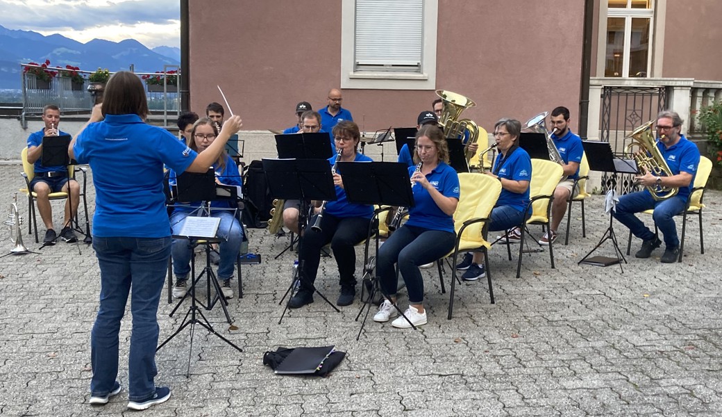 Manuala Frei dirigierte den Musikverein Marbach                   Bild ws