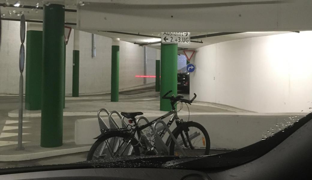 Das Auto, das bei der Schranke wartet, stand hier eine Dreiviertelstunde.
