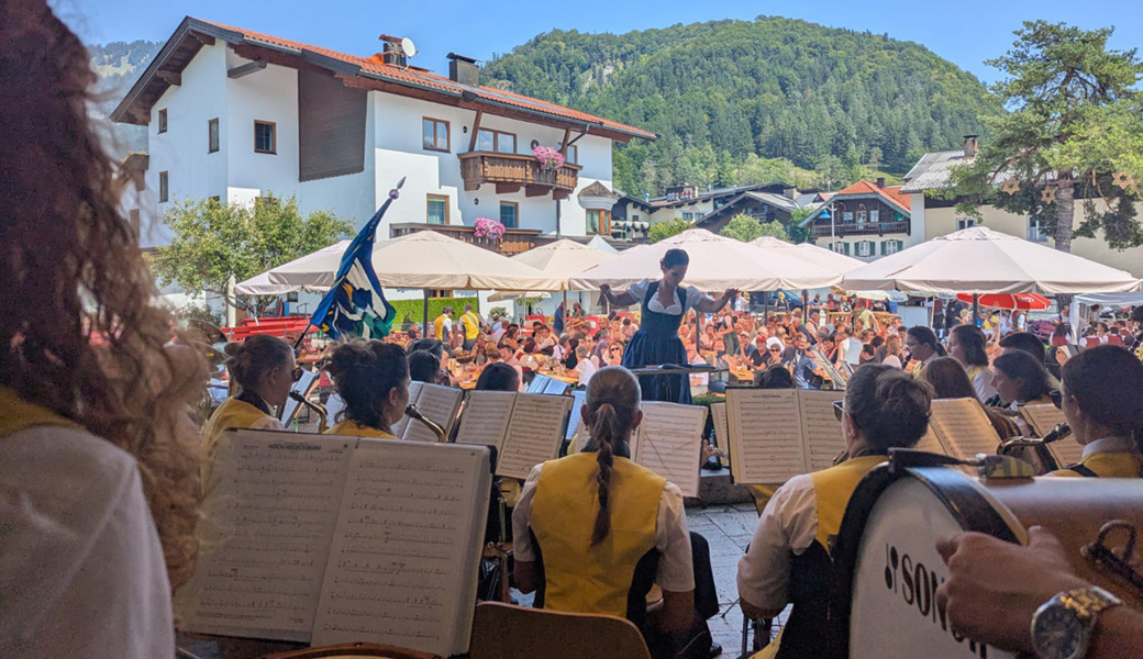 Der MV Konkordia Au während des Auftritts in Walchsee, Tirol. 