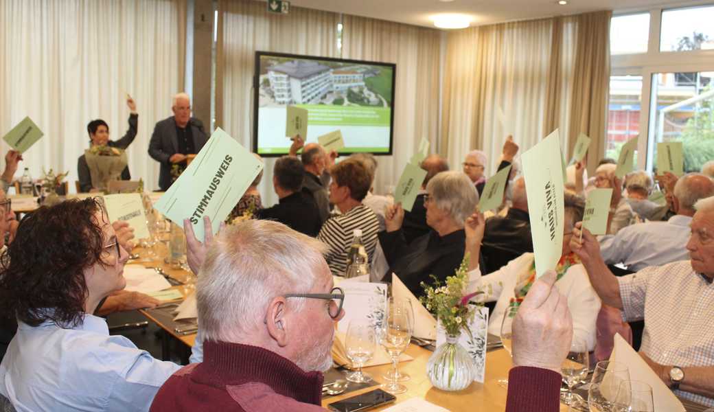 Die Genossenschafter und Genossenschafterinnen von «Wohnen im Alter» stimmten dem Kauf eines Teils der Baurechtsparzelle sowie einer Reserve-Baulandfläche zu. Damit soll das Haus Viva dereinst auf eigenem Grund stehen. 