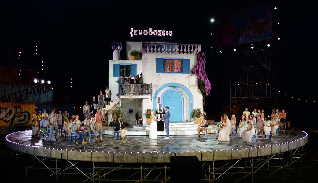 Bühnenszene der Thunerseespiele: Matthias Arns Figur heiratet.