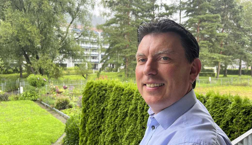 Vom Balkon der Eigentumswohnung sieht Reto Gächter viel schöne Natur und das Altersheim Hof Haslach. Wandern, Velofahren und Reisen sind seine Hobbys, und über das Schweizerriet sagt er: «Ich liebe es.» 