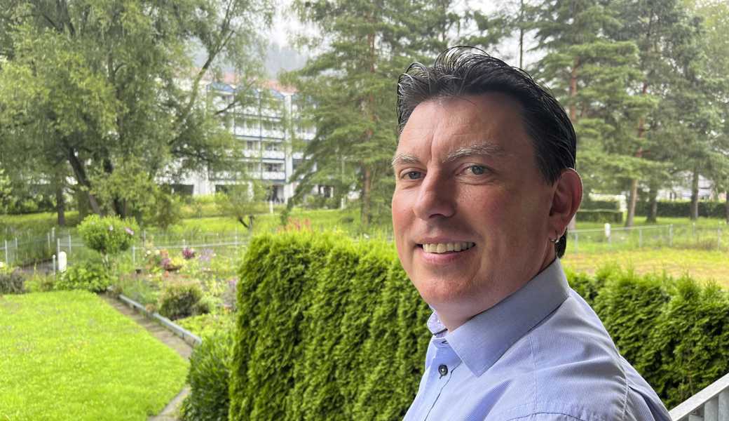 Vom Balkon der Eigentumswohnung sieht Reto Gächter viel schöne Natur und das Altersheim Hof Haslach. Wandern, Velofahren und Reisen sind seine Hobbys, und über das Schweizerriet sagt er: «Ich liebe es.» 