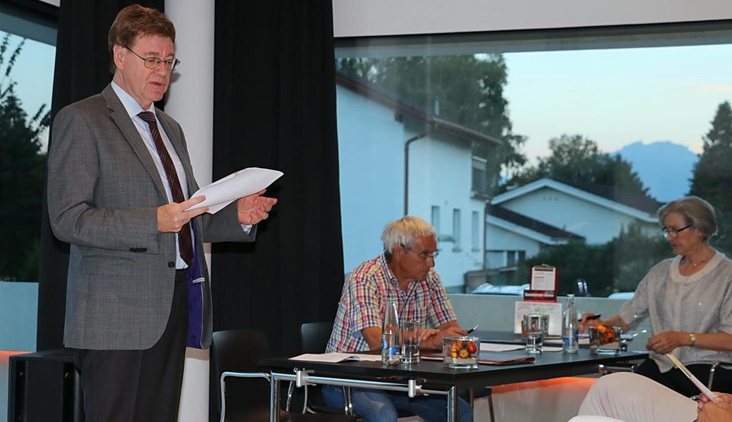Durch die Versammlung führten Präsident Meinrad Vögele (links, stehend) zum 33. und Kassier Jean-Pierre Frey zum 30. Mal.