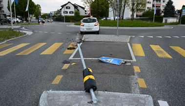 34-Jähriger kracht mit Auto in Verkehrsteiler