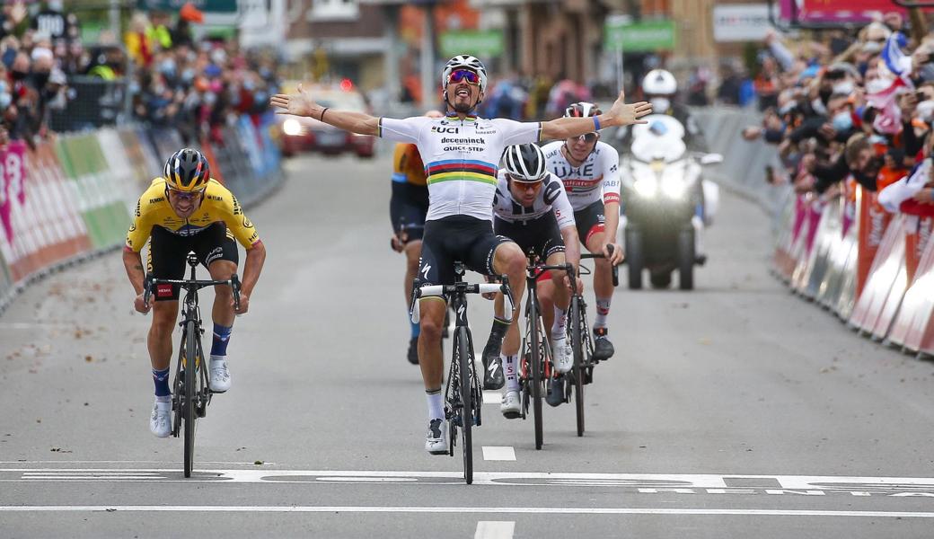 Alaphilippe jubelt und übersieht den ihn überspurtenden Roglic.