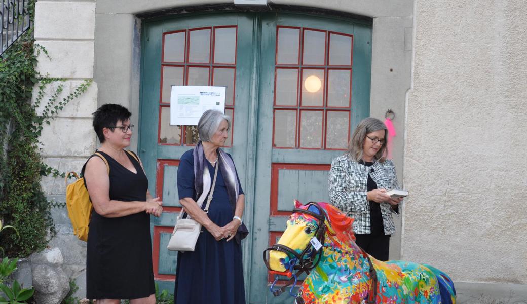 Sabeth Holland, Eleisa Rohner und Luzia Bänziger (v.l.) begrüssten die Gäste zur Vernissage.