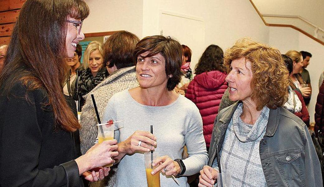 Referentin Barbara Frischknecht-Schoop (l.) diskutierte nach dem Vortrag mit den Anwesenden und genoss mit ihnen den Apéro.